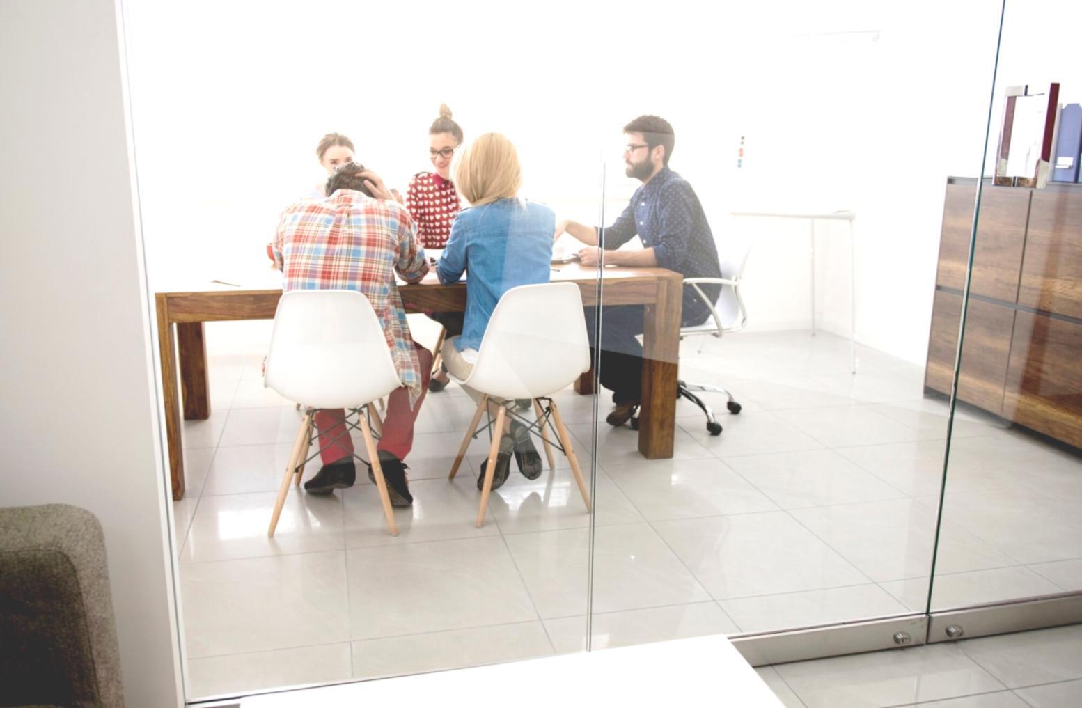 Salle de formation avec tableaux d'analyse financière